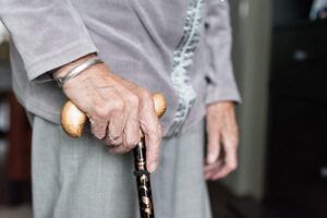 cosa fare quando una persona anziana cade